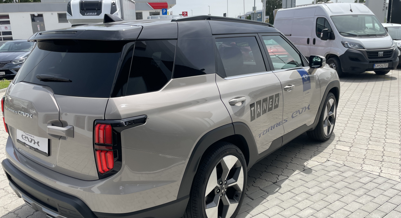 KGM Torres EVX Premium AT / FWD / EBL