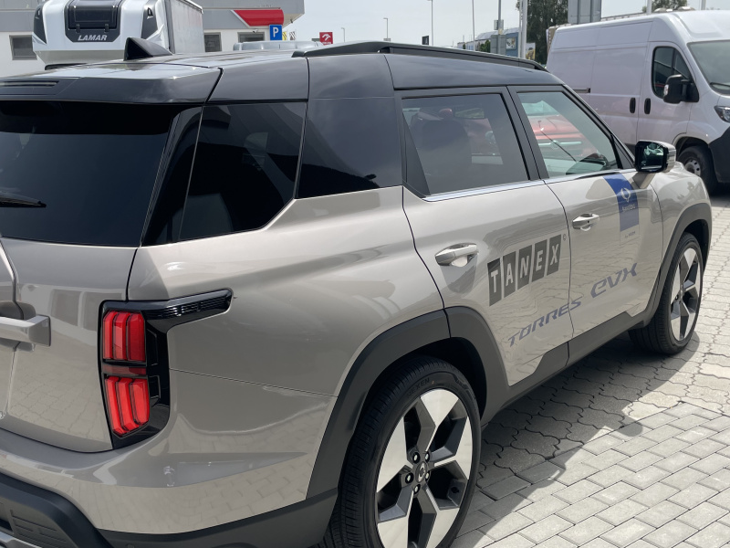 KGM Torres EVX Premium AT / FWD / EBL