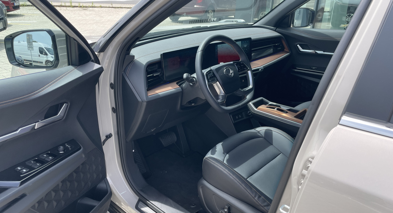 KGM Torres EVX Premium AT / FWD / EBL