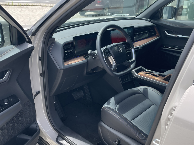 KGM Torres EVX Premium AT / FWD / EBL