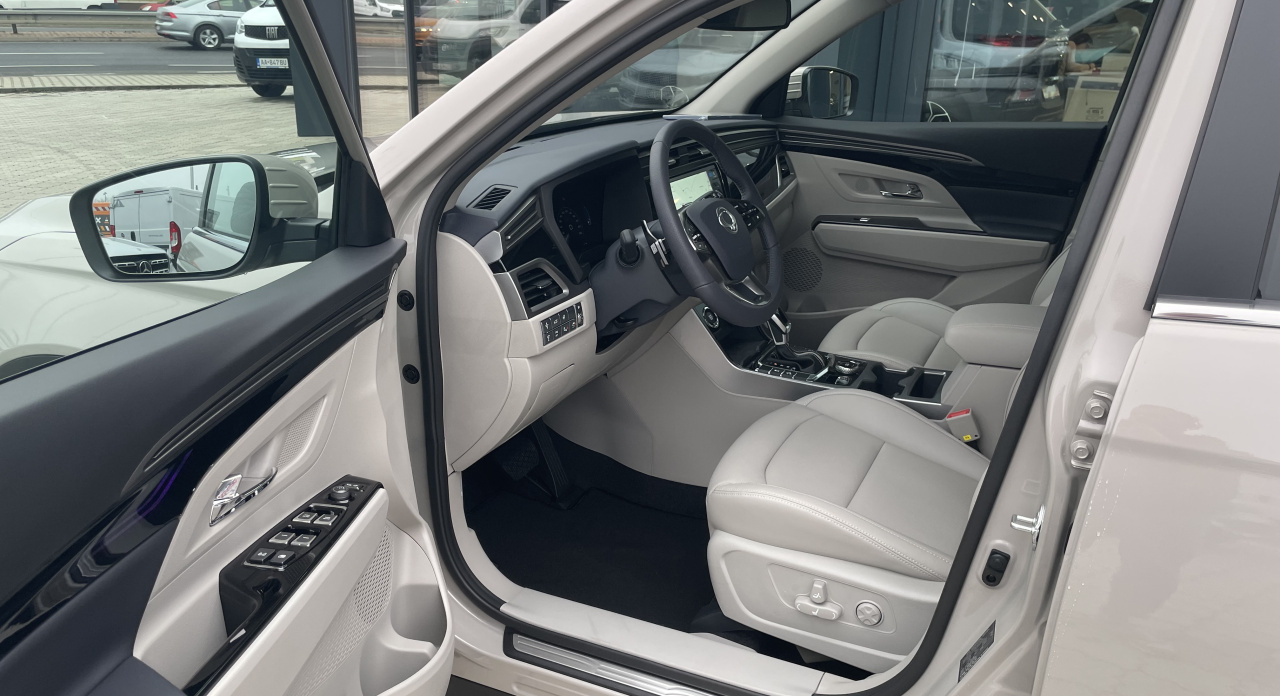 KGM Korando Premium AT / FWD / EBL / BLACK