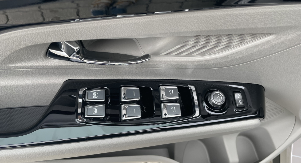 KGM Korando Premium AT / FWD / EBL / BLACK