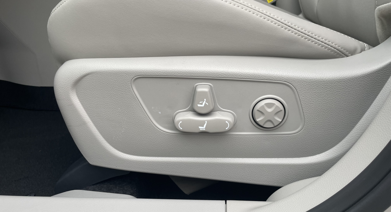 KGM Korando Premium AT / FWD / EBL / BLACK