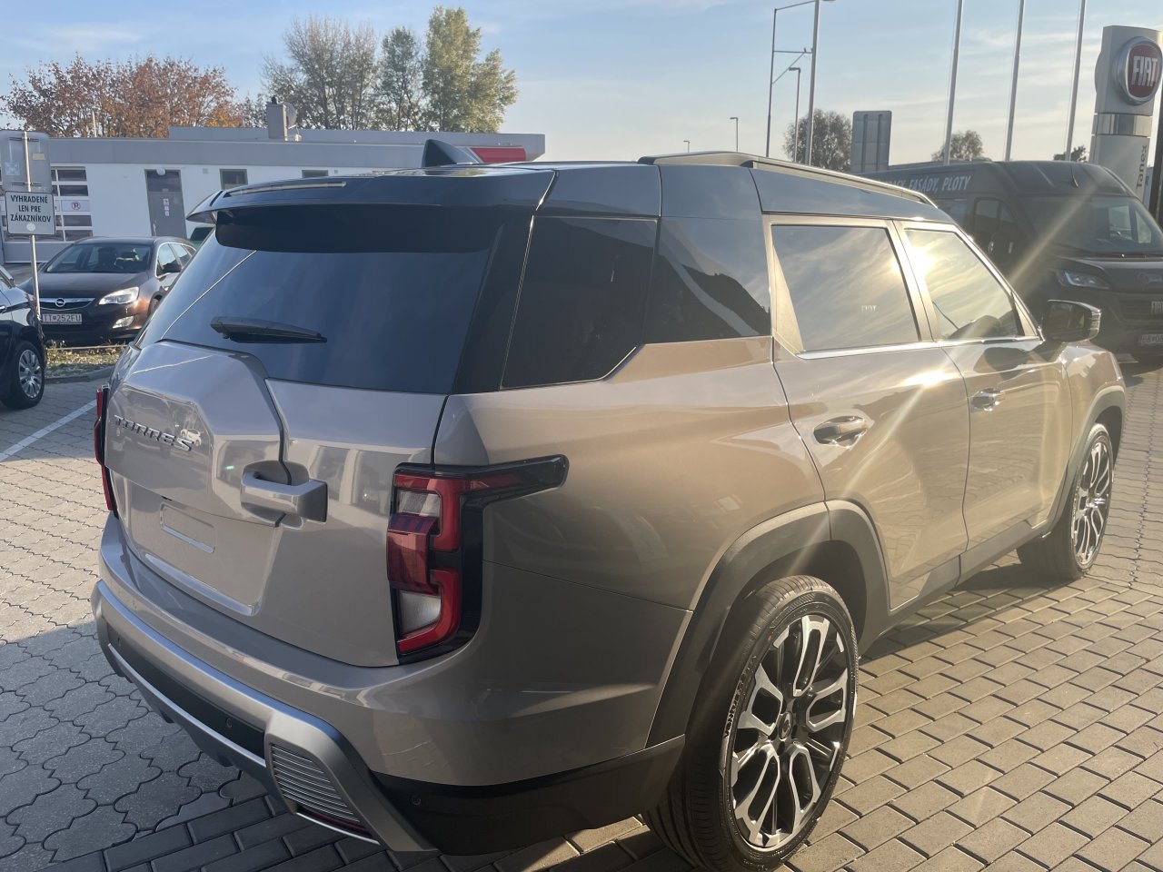 KGM Torres HEV Clever AT / FWD / 2BL / E16 / TAZ / VEA